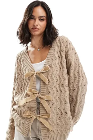 Miss Selfridge Kamelbrun cardigan i kabelstrik i longline med sløjfedetalje i velour-Neutral