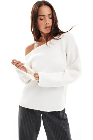 Miss Selfridge Cremehvid løstsiddende offshoulder-trøje med asymmetrisk snit i hyggelig strik
