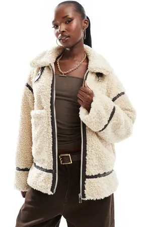 In The Style Cremehvid frakke med oversized lomme i imiteret lammeskind