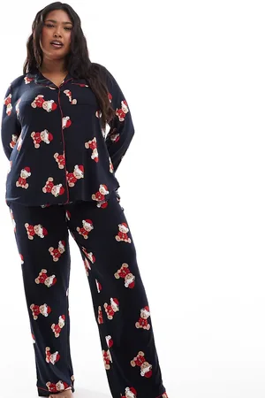 Chelsea Peers Curve - Jul - Marineblåt pyjamassæt med langærmet skjorte med reverskrave og bukser med bamse-juleprint - Kun hos ASOS