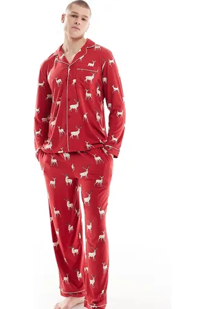 Chelsea Peers Ham og hende - Jul - Pyjamassæt med bukser og langærmet top med reverskrave og rensdyrprint - Kun hos ASOS