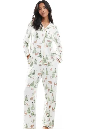 Chelsea Peers Cremehvidt pyjamassæt med bukser og langærmet top med juleprint - Kun hos ASOS