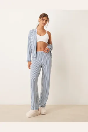 Urban Threads Pyjamassæt med langærmet skjorte med revers og bukser med blå striber