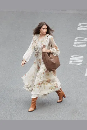 ASOS Cremehvid maxikjole med rå kanter, flæser, løbesnor i taljen og blomstermønster i chiffon-Multifarvet