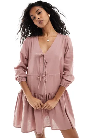 Esmée Karamelfarvet lagdelt mini-strandkjole med lange ærmer og bindebånd foran i hørblanding - Kun hos ASOS-Neutral