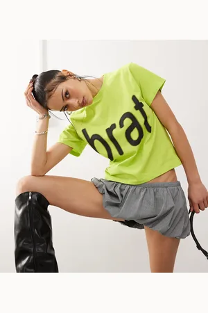 COLLUSION Og krympet T-shirt med officielt Charli XCX Brat-slogan