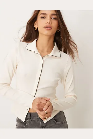 Miss Selfridge Cremehvid top med lange ærmer, tæppesyninger og kravedetalje