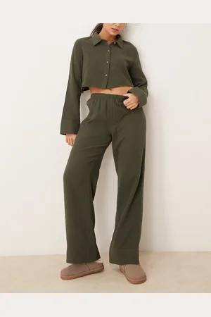 Urban Threads Kakigrønt pyjamassæt med langærmet croptop med vaffeltekstur og knapper og bukser i boksershorts-stil