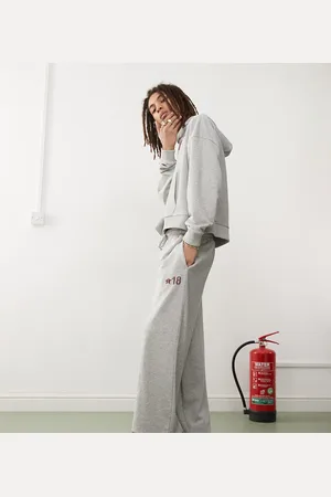 COLLUSION Gråmelerede og oversized joggingbukser med manchetter og bordeauxrød print - Del af sæt