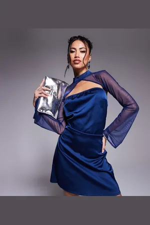 In The Style X Perrie Sian - minikjole med høj hals, ærmer med svaj og udskæringer i satin - Kun hos ASOS