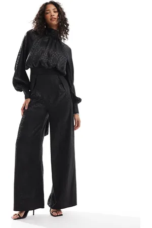 TFNC Jumpsuit med høj hals og lange ærmer i satin