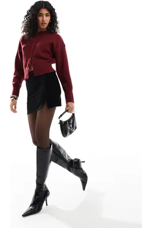 Miss Selfridge Mininederdel i ribbet velour med hak forneden
