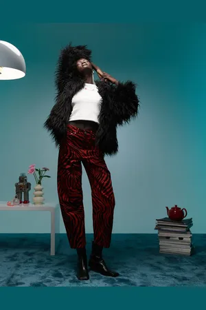 Bimba y Lola BIMBA & LOLA - Jeans med tøndeformede ben og rødt zebraprint