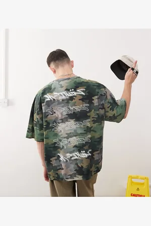 COLLUSION Afslappet T-shirt med camouflageprint og graffiti-grafik