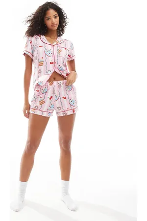 Chelsea Peers Kortærmet pyjamassæt i polyester med skjorte med reverskrave og shorts med bølgede striber og dessertprint
