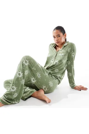 Chelsea Peers Grønt pyjamassæt med langærmet skjorte med reverskrave og bukser med guldfarvet himmelprint i polyester