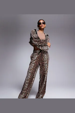 Juicy Couture Joggingbukser i velour med brede ben og leopardprint - Kun hos ASOS-Brun