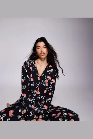 Kaiia Mix og match - og cropped pyjamastop med knapper og jordbær- og sløjfeprint - Del af sæt - Kun hos ASOS-Multifarvet