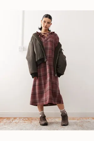 Reclaimed Smock-midikjole i bordeauxrødt tern med bindefront og flæsedetaljer-Multifarvet