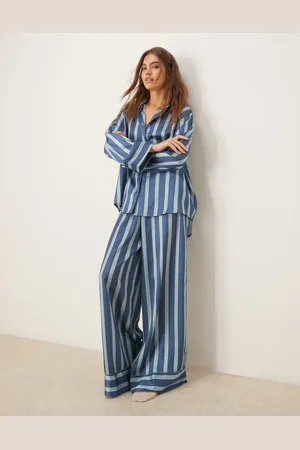 ASOS Blåt pyjamassæt med oversized skjorte og bukser med striber i satin