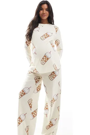 ASOS ASOS DESIGN Maternity - pyjamassæt med overdel med lange ærmer og bukser med iskaffeprint-Neutral