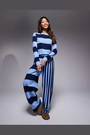 ASOS Blåt pyjamassæt med blandede striber