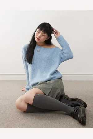 Miss Selfridge Løstsiddende, blød og lyseblå striktrøje med asymmetrisk offshoulder-snit