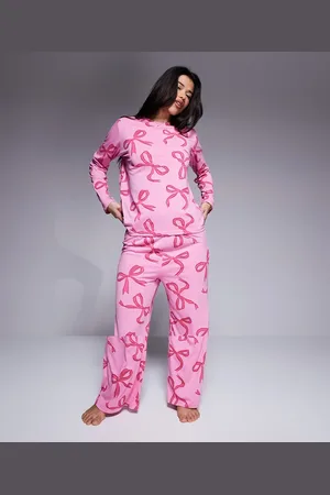 In The Style Lyserødt pyjamassæt med langærmet top og bukser med sløjfeprint