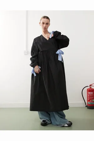 COLLUSION Oversized smock-maxikjole med slå-om-snit og kontrasterende gingham-bånd