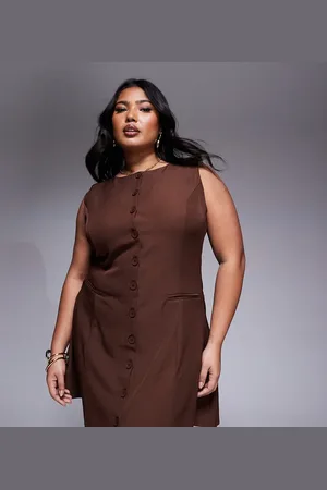 In The Style Plus x Natalya Wright - Chokoladebrun og skræddersyet minikjole med knapper - Kun hos ASOS
