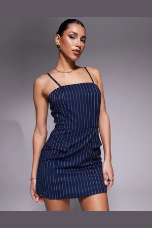 In The Style X Natalya Wright - og skræddersyet cami-minikjole med nålestriber - Kun hos ASOS-Grå