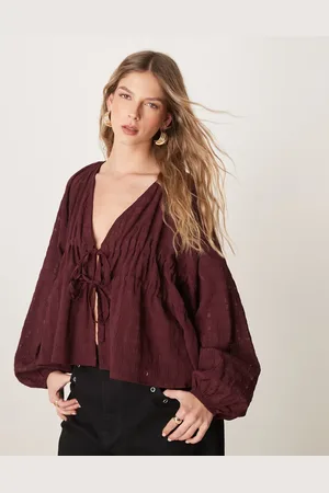 ASOS Bluse med tekstur, dyb udskæring og bindedetalje-Lilla