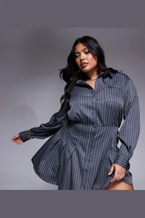 In The Style Plus x Natalya Wright - Koksgrå og skræddersyet mini-skjortekjole med plisseringer og nålestriber - Kun hos ASOS