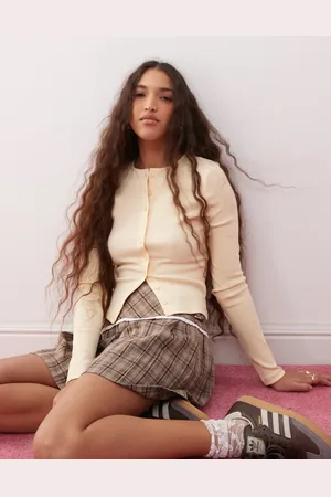 Miss Selfridge Kærnemælksgul ribstrikket cardigan med gennemgående knapper og rund hals