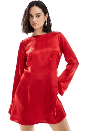 Miss Selfridge Tætsiddende kjole med svaj og lange ærmer i satin