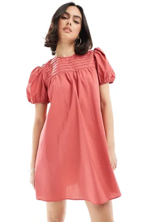 Miss Selfridge Minikjole i babydoll-stil med smock og pufærmer-Lyserød