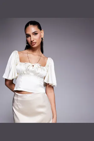 Kaiia Cremehvid milkmaid-top med flagrende ærmer, rynker over brystet og bindebånd i satin - Kun hos ASOS