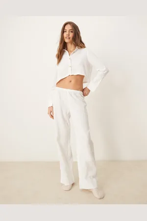 Urban Threads Cremehvidt pyjamassæt med langærmet croptop med knapper og bukser i boksershorts-stil med vaffelstruktur