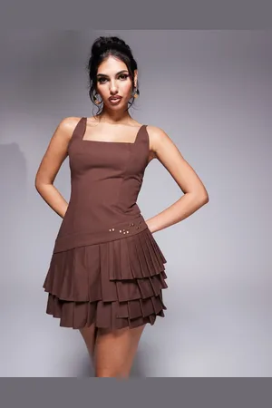 Murci Minikjole med plisseret kant, firkantet hals, nitter og snøredetalje på ryggen - Kun hos ASOS