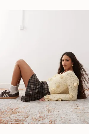 Miss Selfridge Kærnemælksgul cropped cardigan med 3D-blomstermønster-Hvid