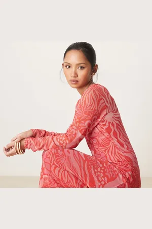 Never Fully Dressed Petite - Rød og pink midaxi-kjole med lange ærmer i mesh-Lyserød