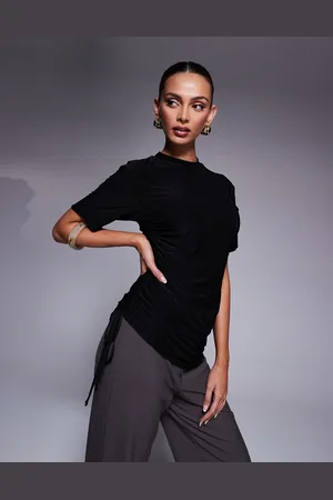 Fashionkilla , stram og dobbeltformgivende T-shirt med asymmetrisk snit og rynker i siden