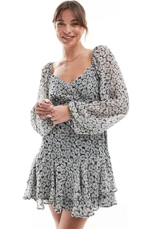 New Look Lagdelt minikjole med flæser og hvidt marguerit-print