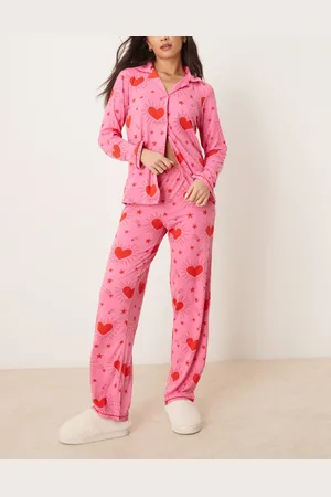 Urban Threads Lyserødt pyjamassæt med langærmet skjorte med reverskrave og bukser med hjerte- og stjerneprint