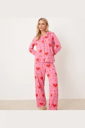 Urban Threads Petite - Lyserødt pyjamassæt med langærmet skjorte med reverskrave og bukser med stjerne- og hjerteprint