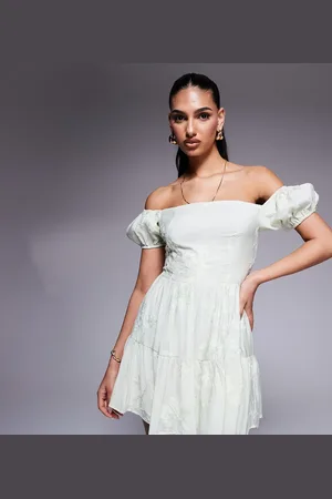 Kaiia Minikjole med niveauinddelt design og pufærmer samt bardotsnit og broderi - Kun hos ASOS