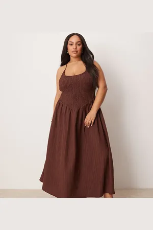 ASOS ASOS DESIGN Curve - Chokoladefarvet maxikjole med dyb, rund hals, rynker og krydsende stropper på ryggen-Brun