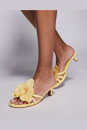 Public Desire Nikah - Gule sandaler med kitten-hæl og orkidé-design