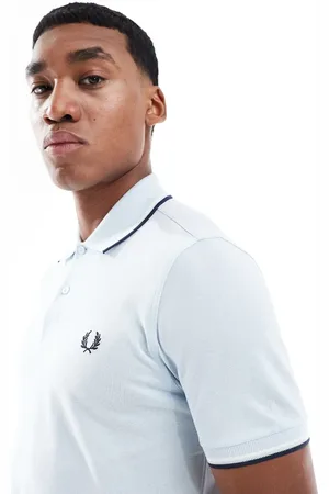 Fred Perry Lyseblå poloskjorte med dobbelte striber i kanterne