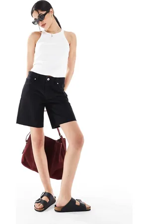 Bershka Højtaljede longline-denimshorts med rå kanter i forvasket